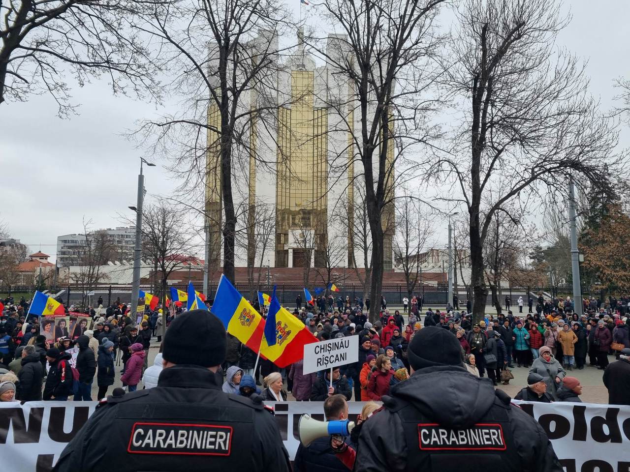 Miting de protest în fața Parlamentului. „Mișcarea pentru Popor” cere autorităților achitarea facturilor pentru perioada rece a anului