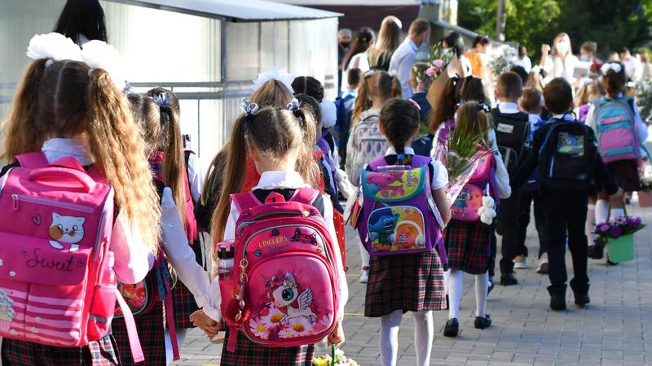 „Vreau și eu să învăț”: Cetățenii, îndemnați să ajute 700 de elevi din familii vulnerabile să înceapă noul an școlar cu rechizite noi