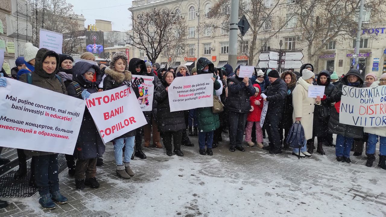 Primăria Chișinău găsește fonduri doar pentru șase mii de copii în programul prelungit, restul părinților vor plăti o sumă stabilită în funcție de numărul de ore frecventate