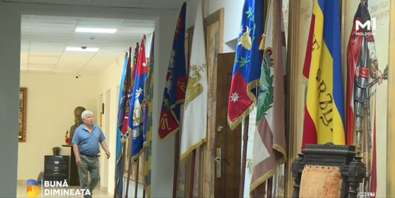 VIDEO | Colecție impresionantă de drapele, de la Ștefan cel Mare încoace, expusă la Muzeul Serviciului Vamal: Stindardele, prezentate în Parlamentul României