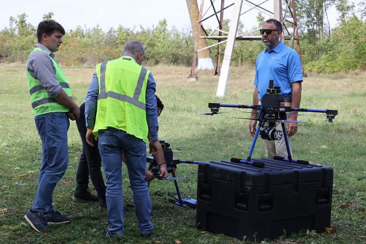 Moldelectrica a recepționat drone din partea SUA. Angajații au fost instruiți de experții americani cum să le utilizeze
