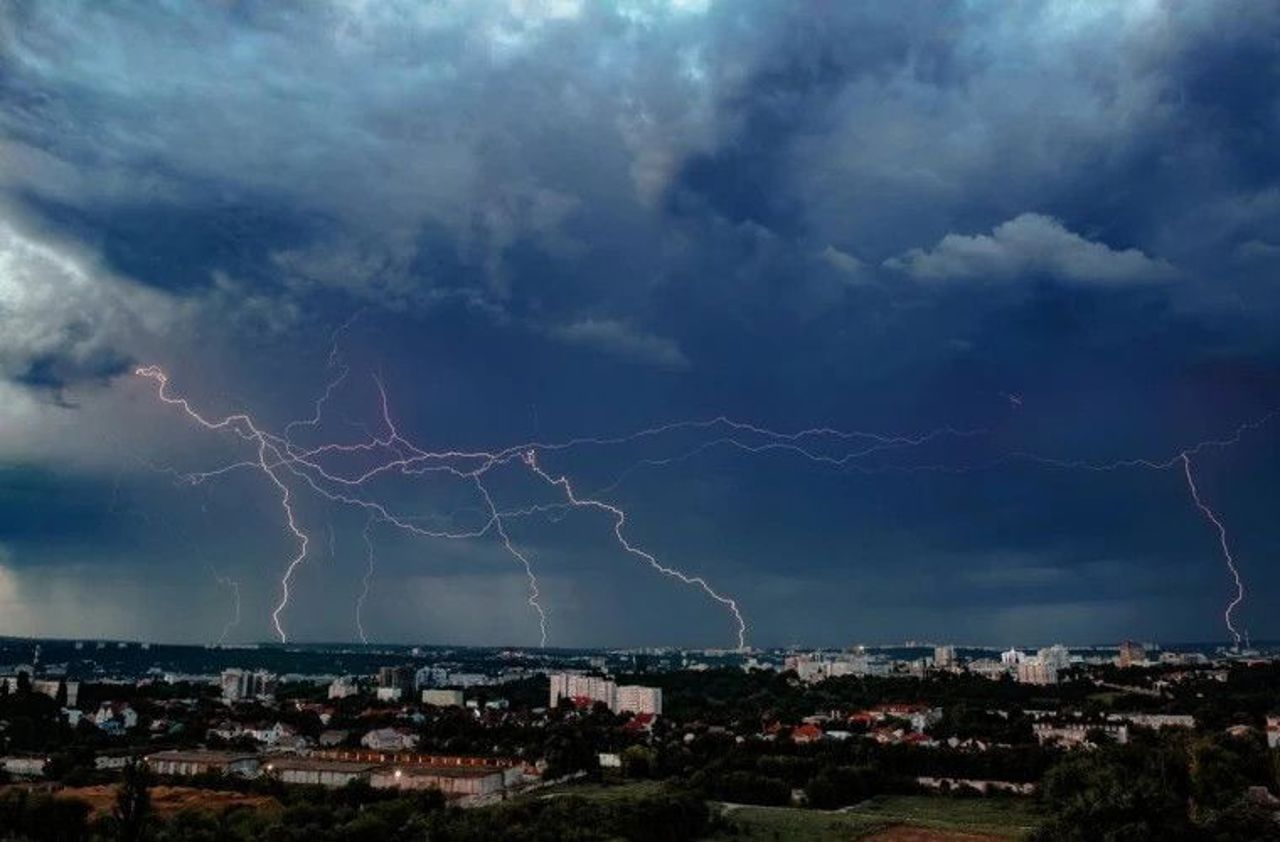 Revin ploile puternice, cu descărcări electrice și grindină: Cod galben de instabilitate atmosferică