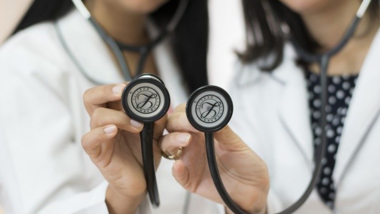 „Câteodată renunțam și la somn”: Povestea studenților la medicină care vor primi burse de merit