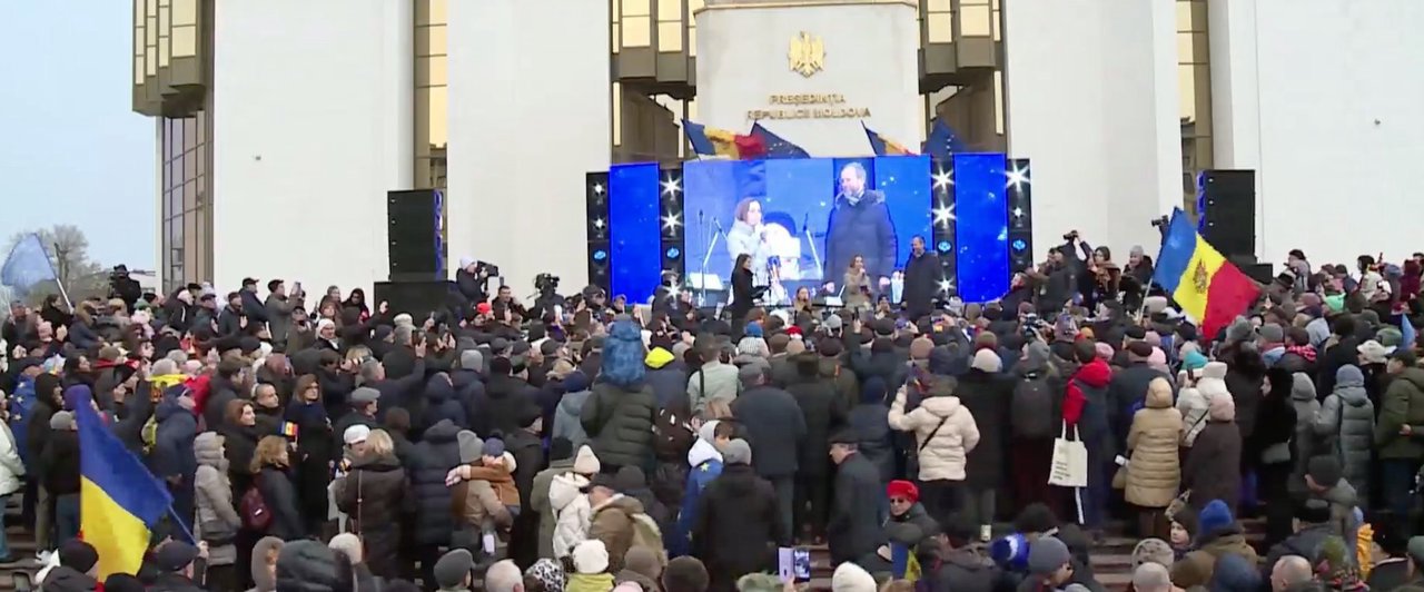 Moldova Europeană: În scuarul Președinției, sute de oameni au sărbătorit deschiderea negocierilor de aderare a Republicii Moldova la UE