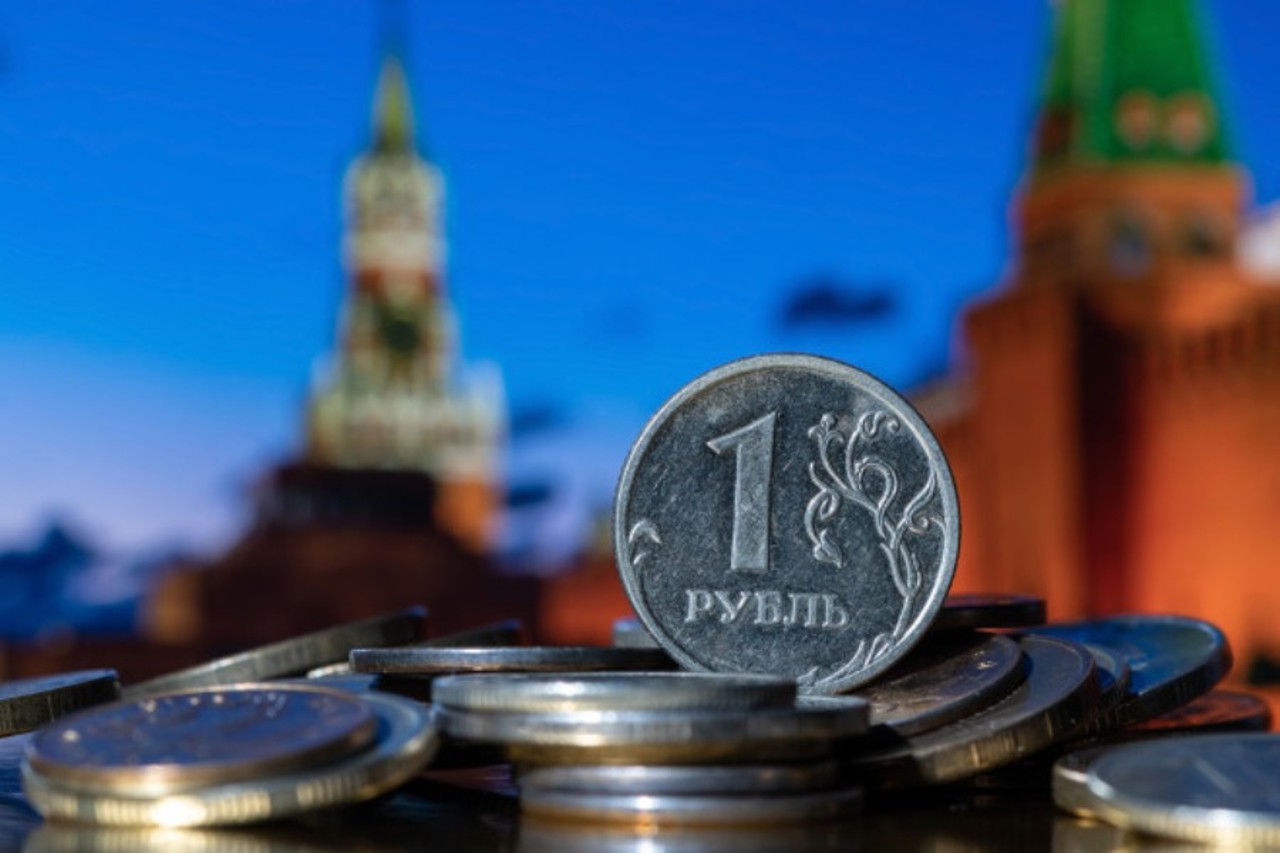 Deficitul bugetar al Rusiei s-ar putea tripla până la sfârșitul anului. Scăderea achizițiilor de petrol din India, o cauză