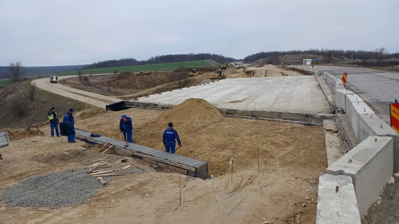 Lucrările de reparație a podului din localitatea Bulboaca sunt în plină desfășurare