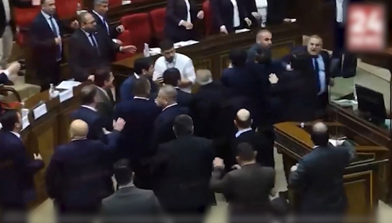 VIDEO | Bătaie în Parlamentul Armeniei. Conflictul a izbucnit după acuzații la adresa opoziției