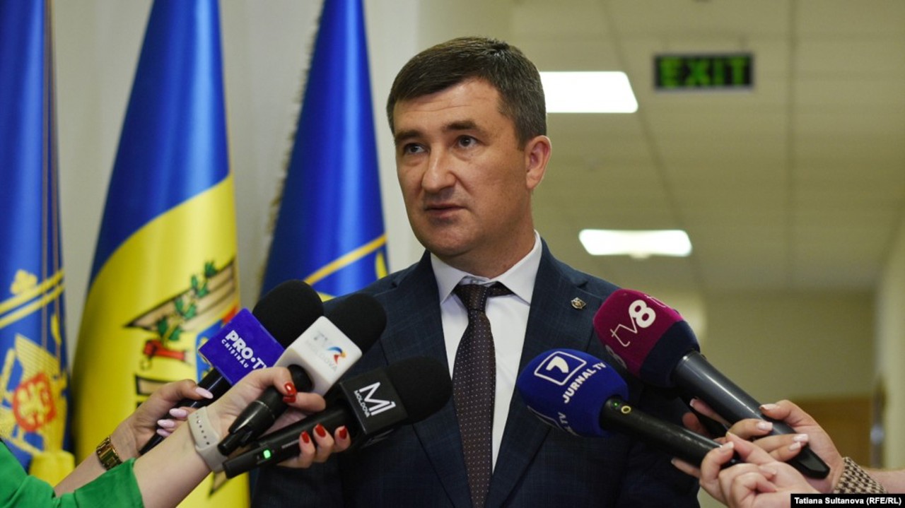 Procurorul general cere anularea prevederilor care au permis eliberarea unor condamnați pe viață