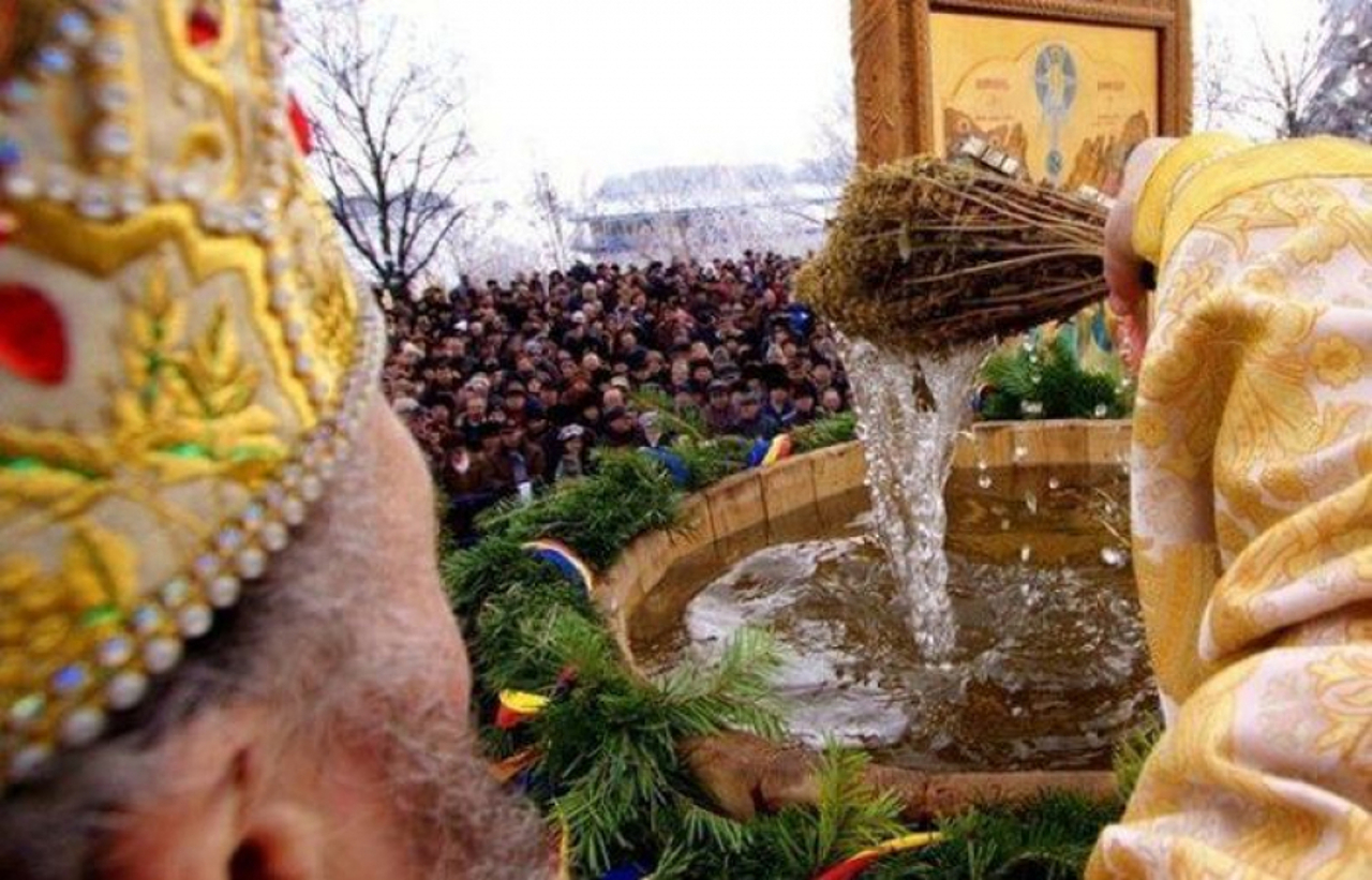 Comrat: După liturghia de Bobotează, unii enoriași s-au scufundat într-o piscină publică