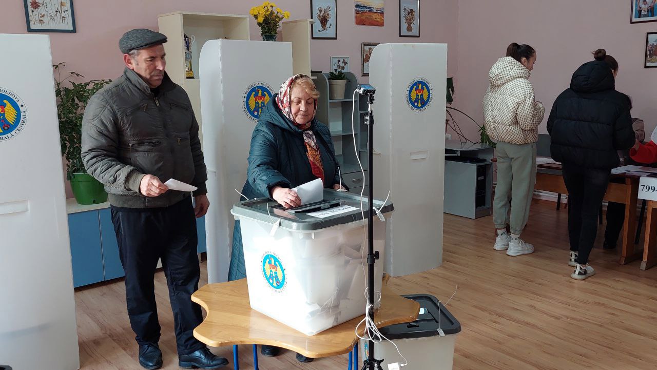 Cozi și la secțiile de votare din autonomia găgăuză: pentru ce votează cetățenii din Comrat