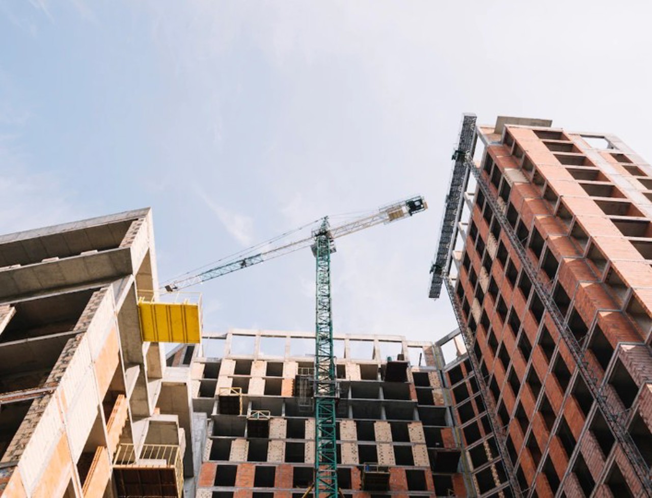 Piața imobiliară, în criză: Experții vorbesc despre prăbușirea vânzărilor, iar statul - despre prețuri exagerate la locuințe