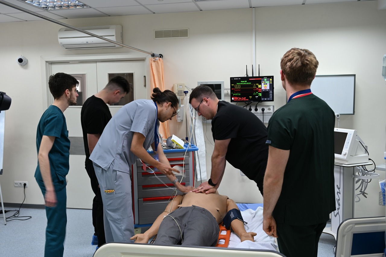 Concurs: Studenți la Medicină din R. Moldova și România au simulat, la Chișinău, intervenții de urgență contracronometru