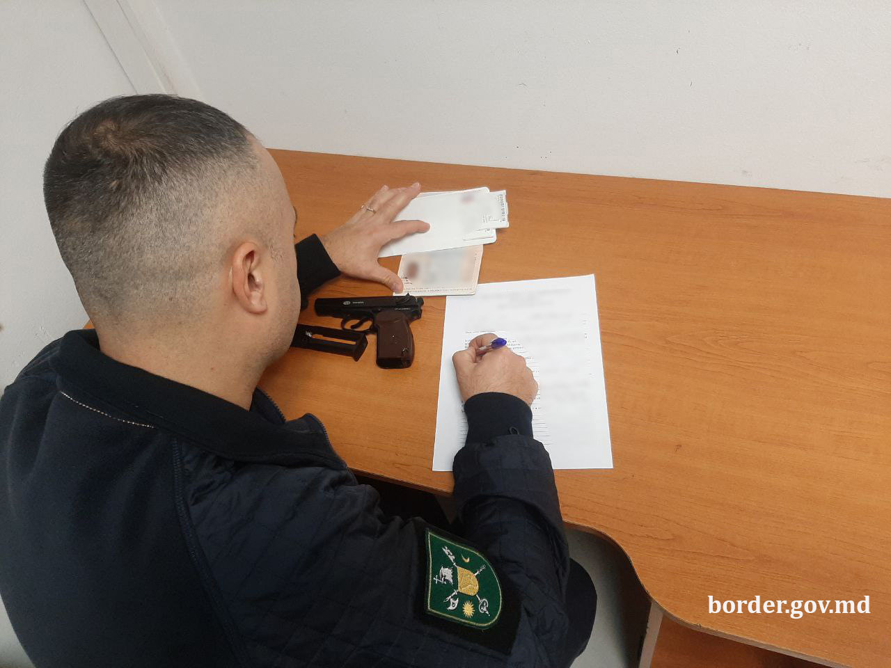 В аэропорту Кишинева обнаружены патроны, пистолет и поддельный документ. Трое иностранных граждан задержаны