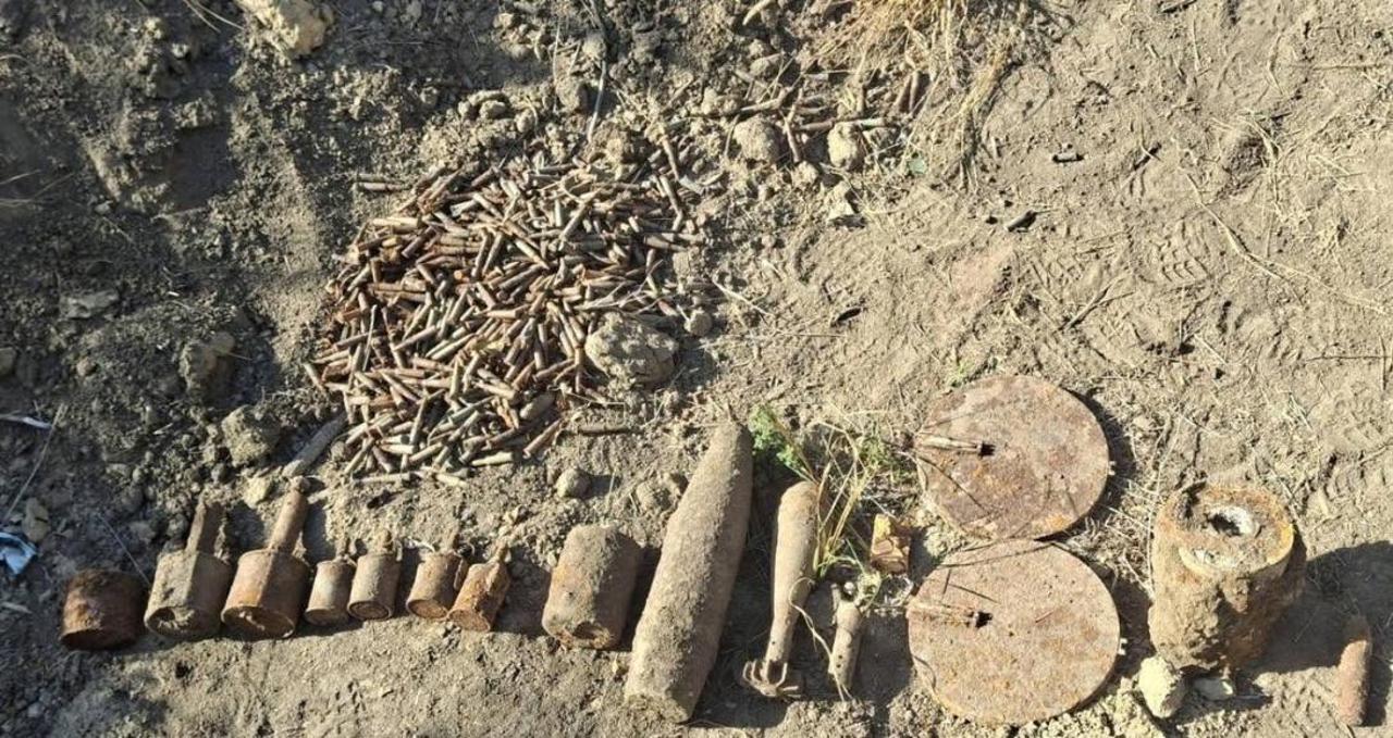 Peste 500 de cartușe, scoase din pământ, la Șerpeni