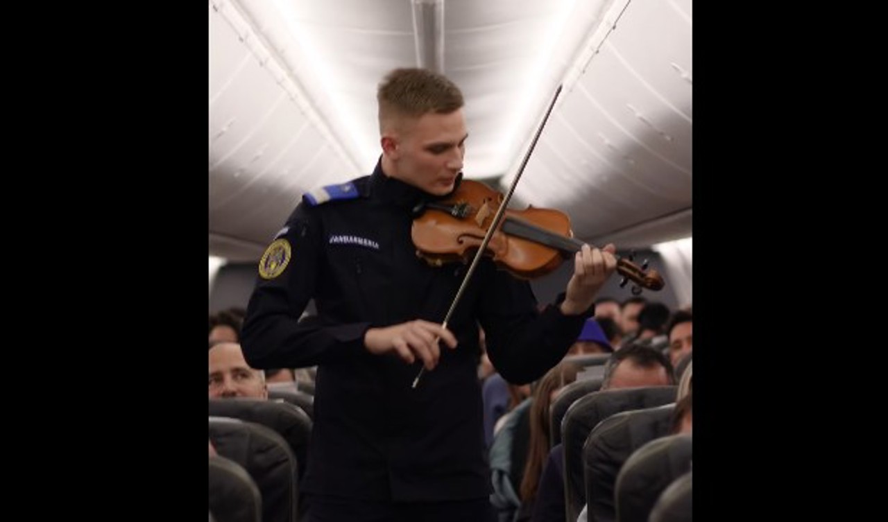 Moment inedit într-un avion. Imnul României, interpretat de un jandarm la zece mii de metri altitudine