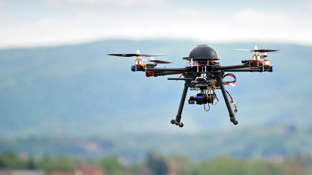 Zboară legal, zboară în siguranță! Operarea dronelor în apropierea persoanelor este interzisă, inspector AAC 