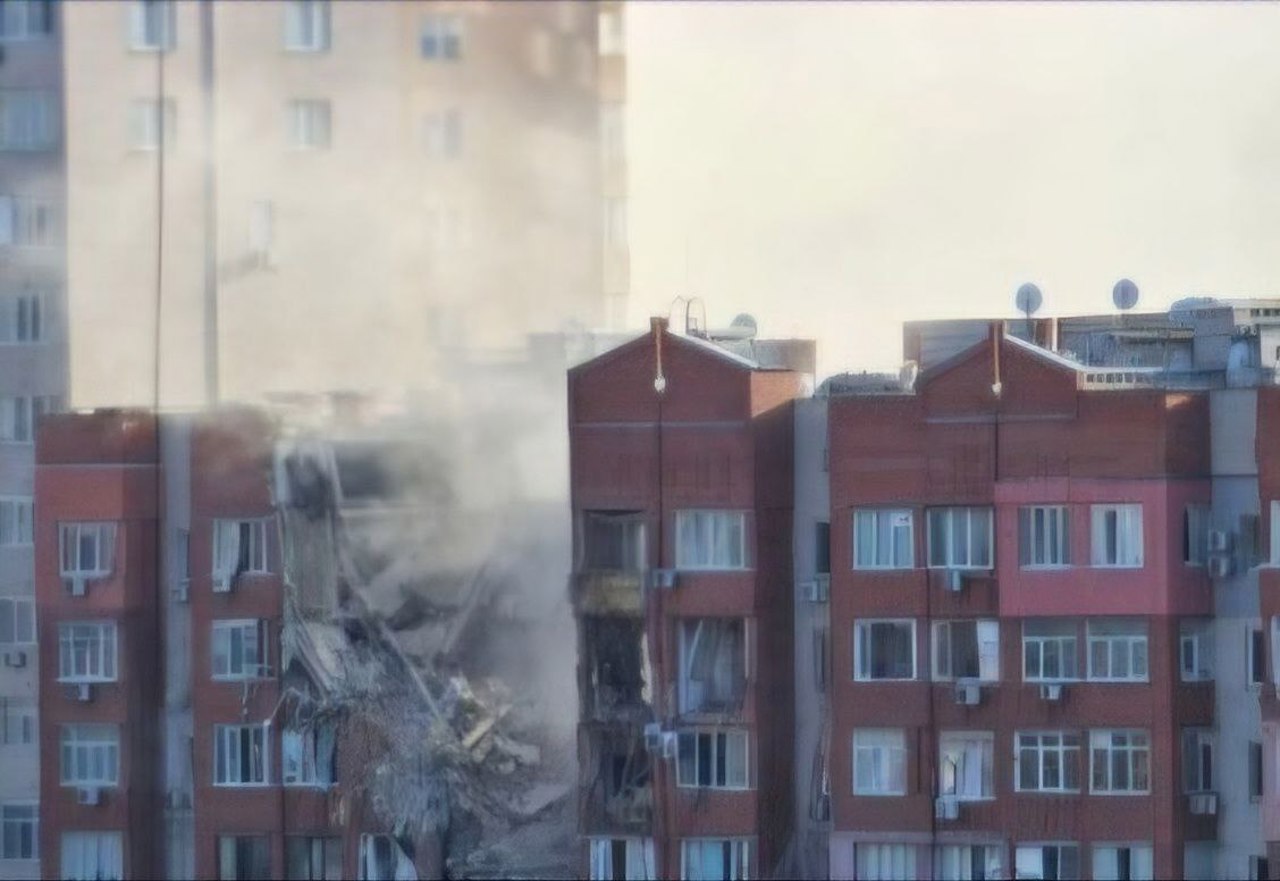 O persoană a decedat, iar 9 au fost rănite la Dnipro după ce o rachetă a lovit o clădire cu nouă etaje