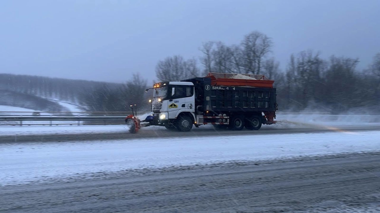 Pe drumurile naționale se circulă în condiții de iarnă. Drumarii, prezenți la datorie
