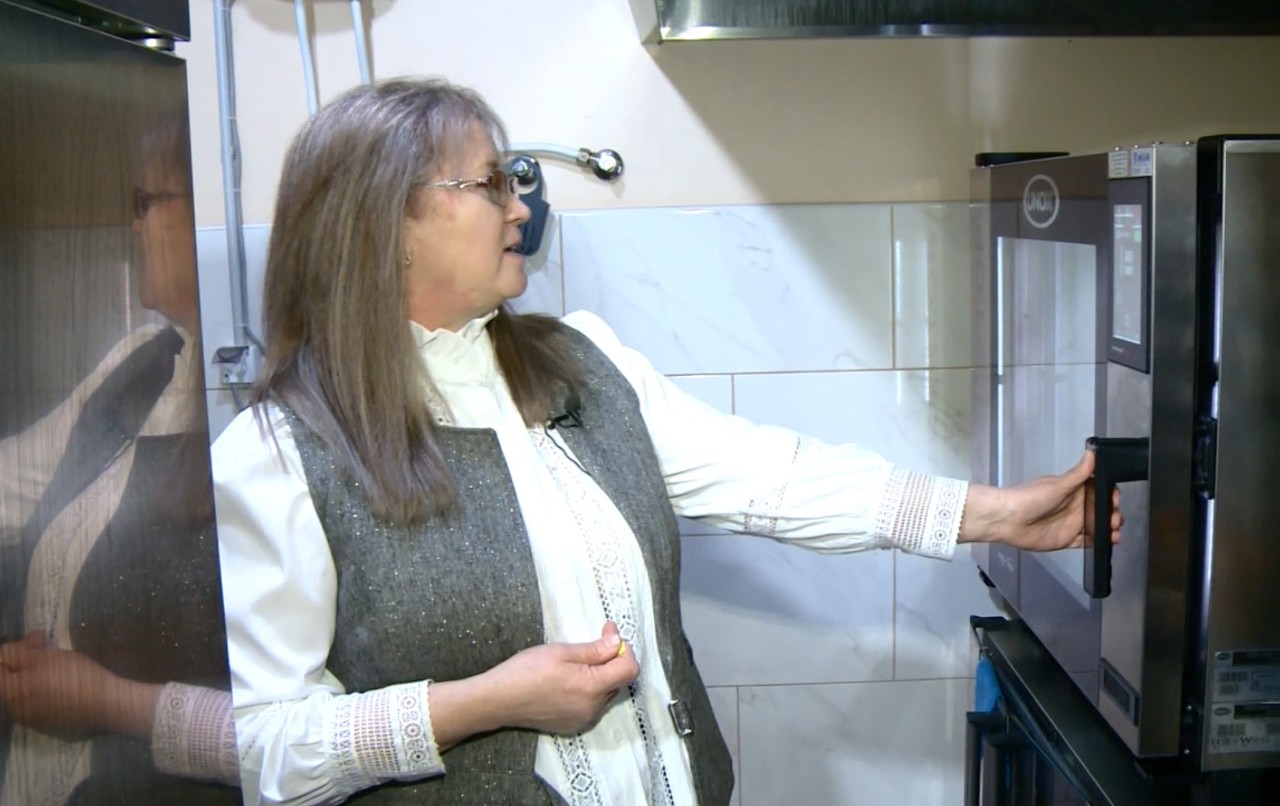 Fostă judecătoare, sprijinită de ANOFM să devină antreprenoare: A deschis o patiserie cu peste 200.000 de lei oferiți de stat