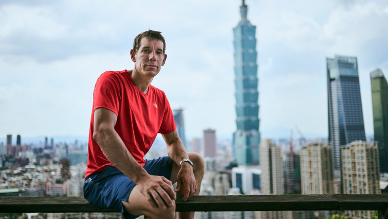 Un alpinist a urcat în vârful zgârie-norului Taipei 101 fără corzi și echipament de protecție: „Priveliște incredibilă și vânt puternic”