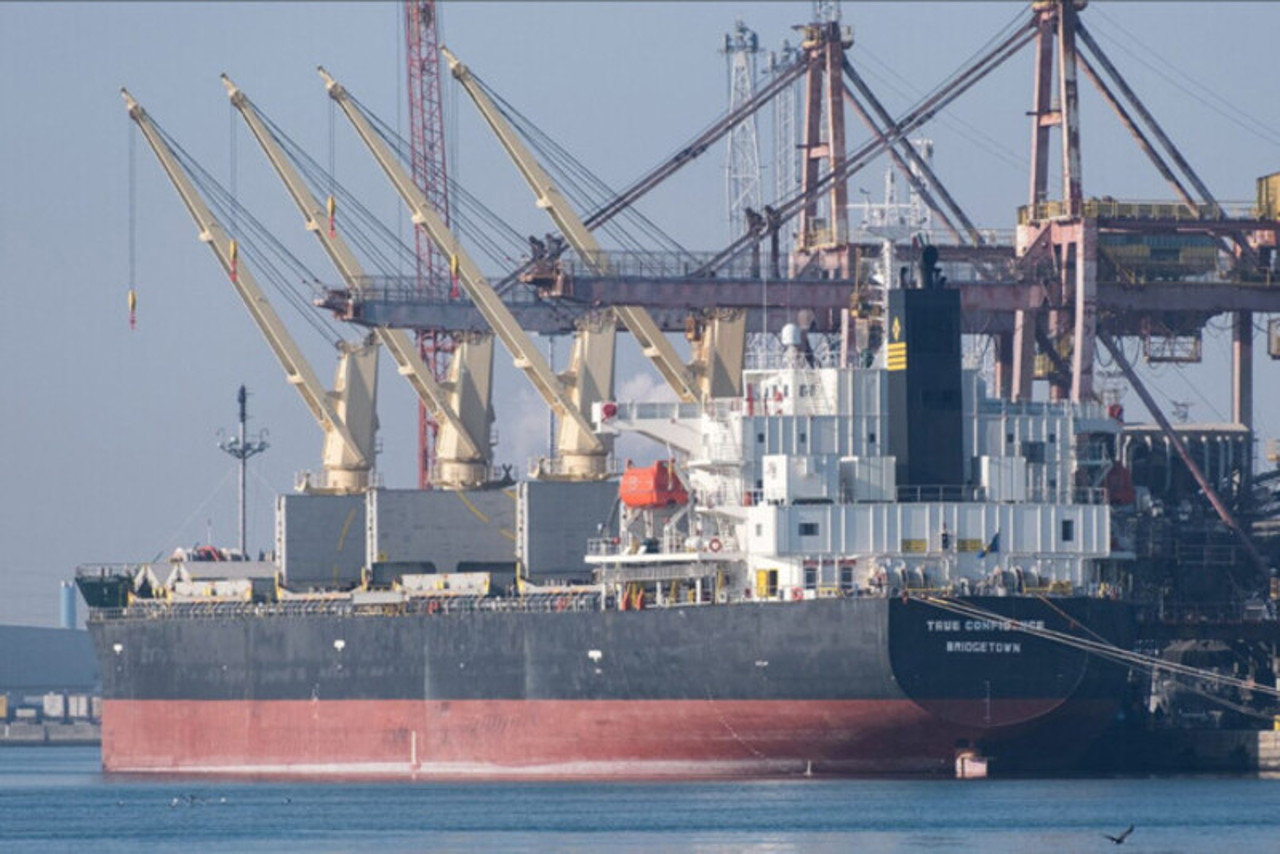 Первые жертвы атак хуситов в Красном море: погибли три моряка торгового судна 