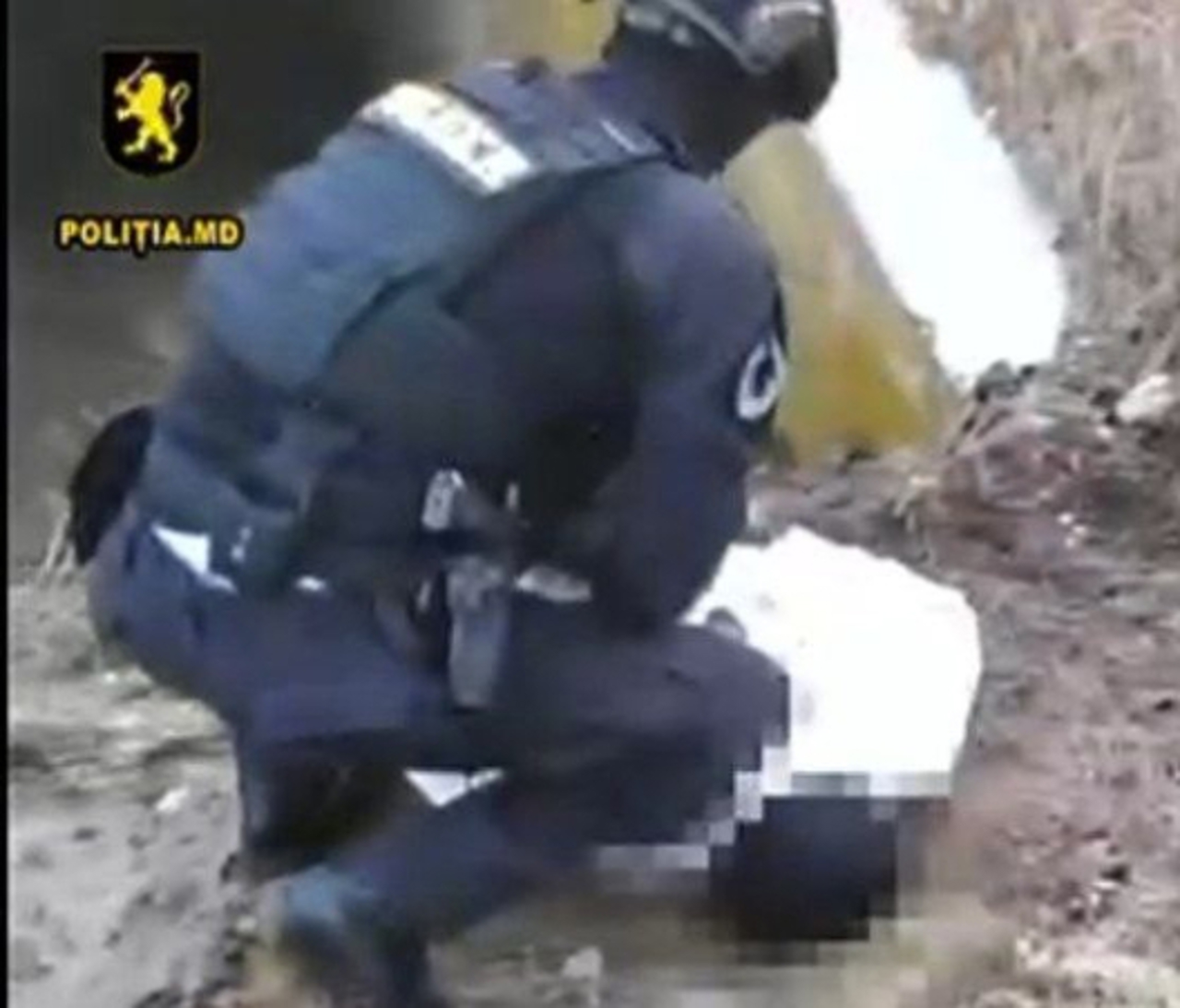 Trei membri ai unui grup criminal organizat au fost reținuți pentru șantajarea unei persoane