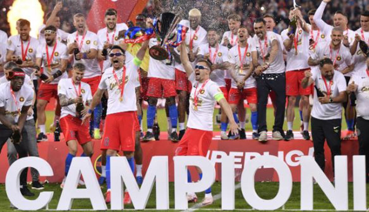 FCSB București a primit trofeul de campioană a României 