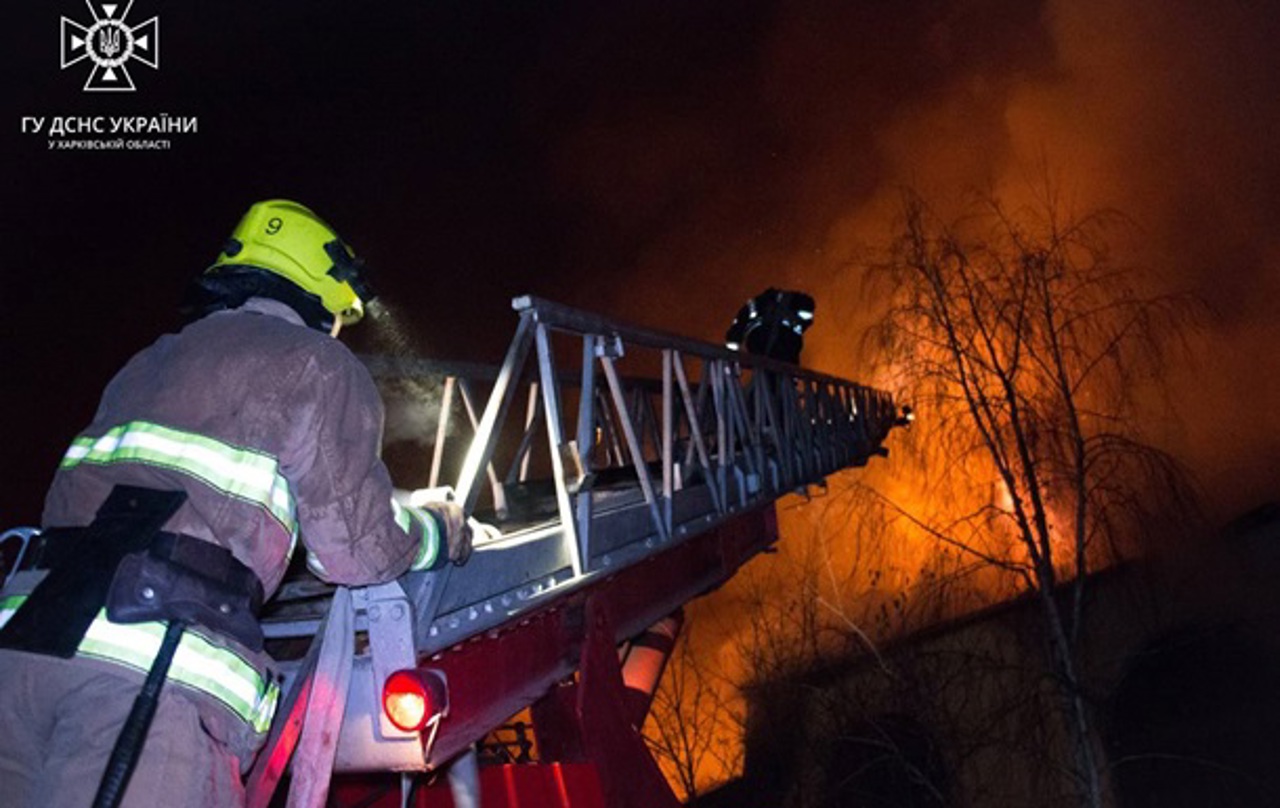 Российские войска атаковали украинскую территорию с помощью около 40 беспилотников "Шахед", вызвав разрушения гражданских объектов, в то время как украинские войска наступают под Бахмутом