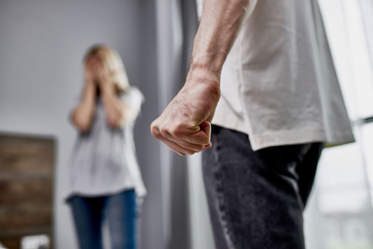 Și-a prins soția ieșind din garajul vecinului și l-a ucis cu toporul: Un bărbat din Fălești riscă până la 19 ani de pușcărie