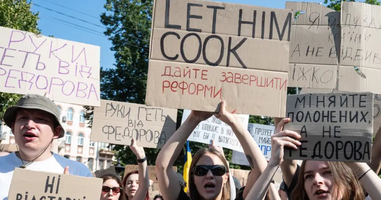 Ucraina: Proteste în mai multe orașe după anunțul privind schimbarea ministrului Apărării