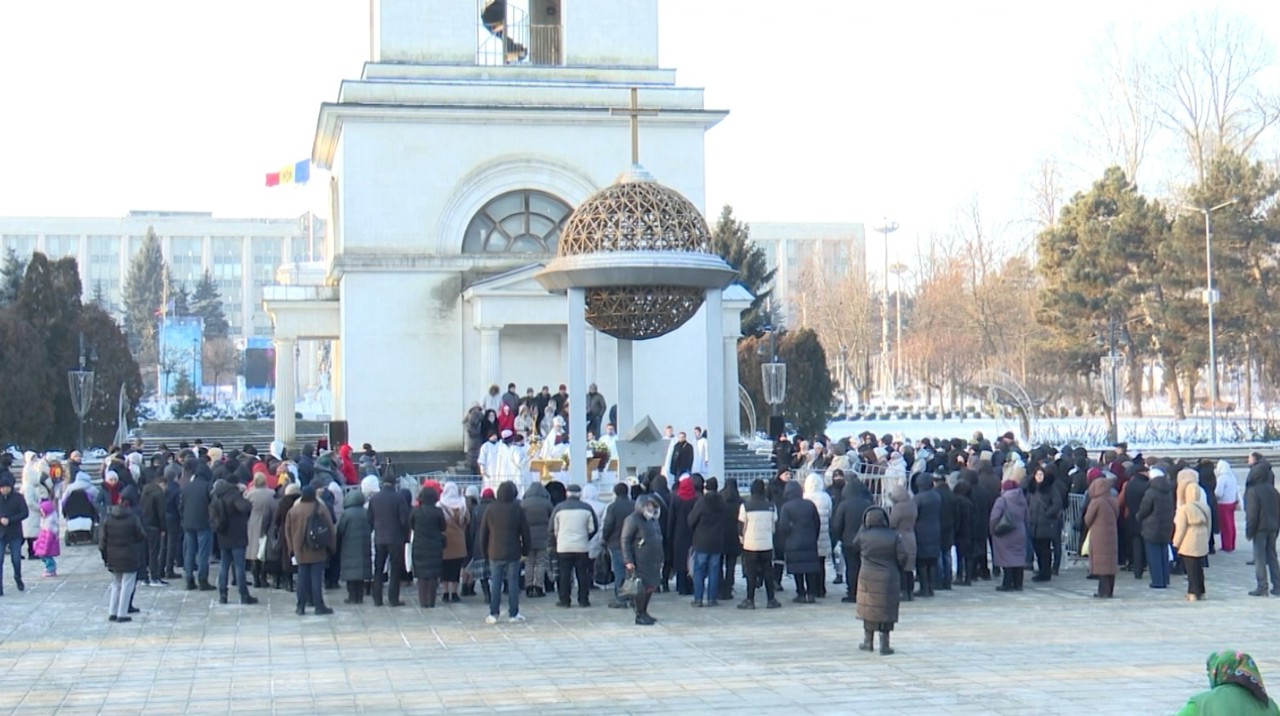 Creștinii ortodocși, la biserici pentru a lua Agheasma Mare: „Stropim în casă, bem dimineața”