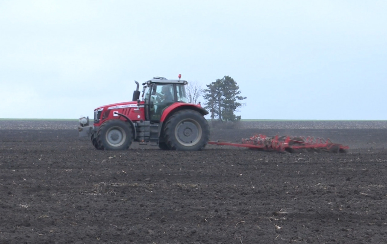 „Pământul nu așteaptă”: Fermierii cer ajutor urgent pe fondul scumpirii motorinei