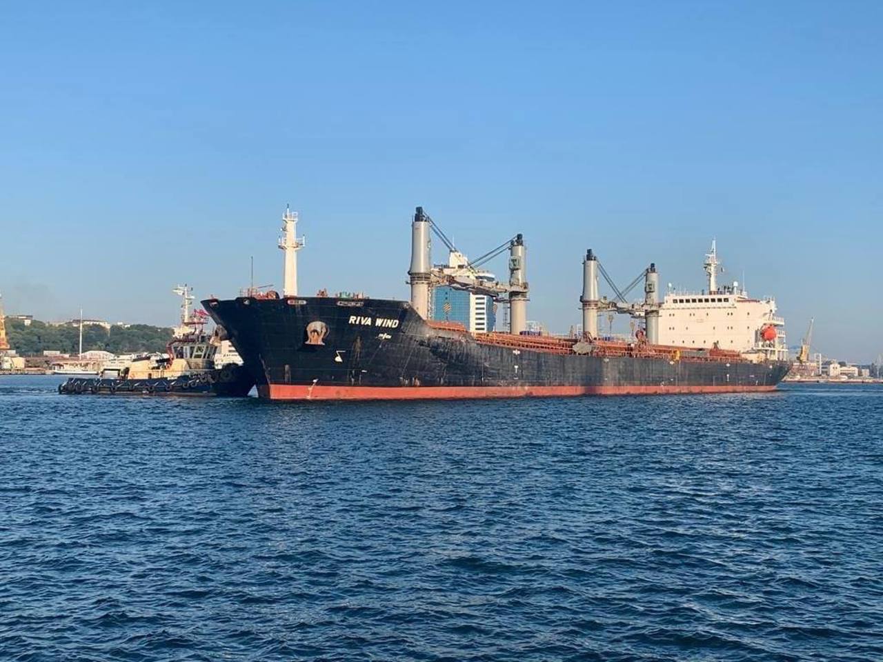 În pofida tensiunilor din Marea Neagră, o navă ucraineană plină cu cereale a părăsit portul Odesa: Căpitan: „Ne rugăm să nu cadă dronele peste noi”