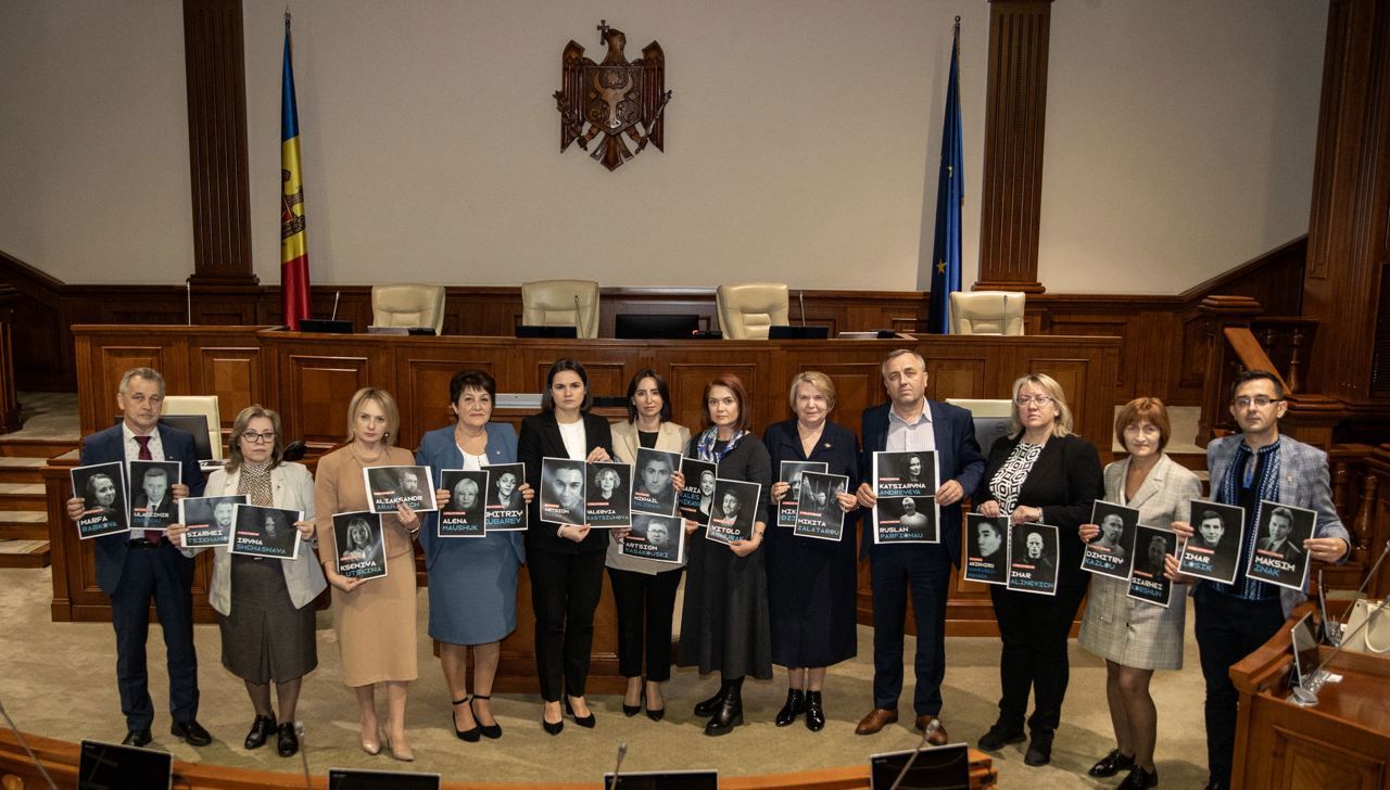 Belarusian opposition leader Svetlana Tihanovskaia met in Chisinau with members of the Democratic Belarus group