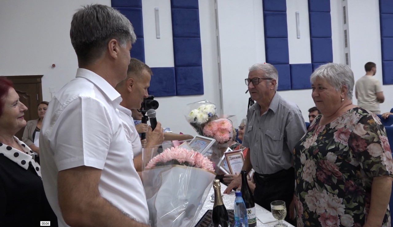 Mai multe cupluri din Comrat, simbol al relațiilor durabile, au primit diplome de apreciere 