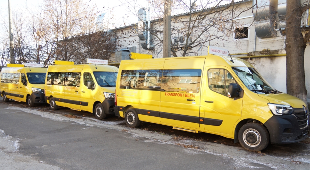 Nine schools in the Republic of Moldova received new minibuses, purchased with the support of Romania