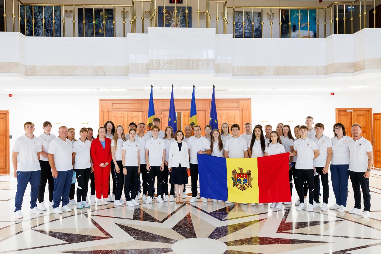 23 de sportivi moldoveni vor participa la Festivalul Olimpic al Tineretului European: președinta Maia Sandu le-a înmânat drapelul de stat 