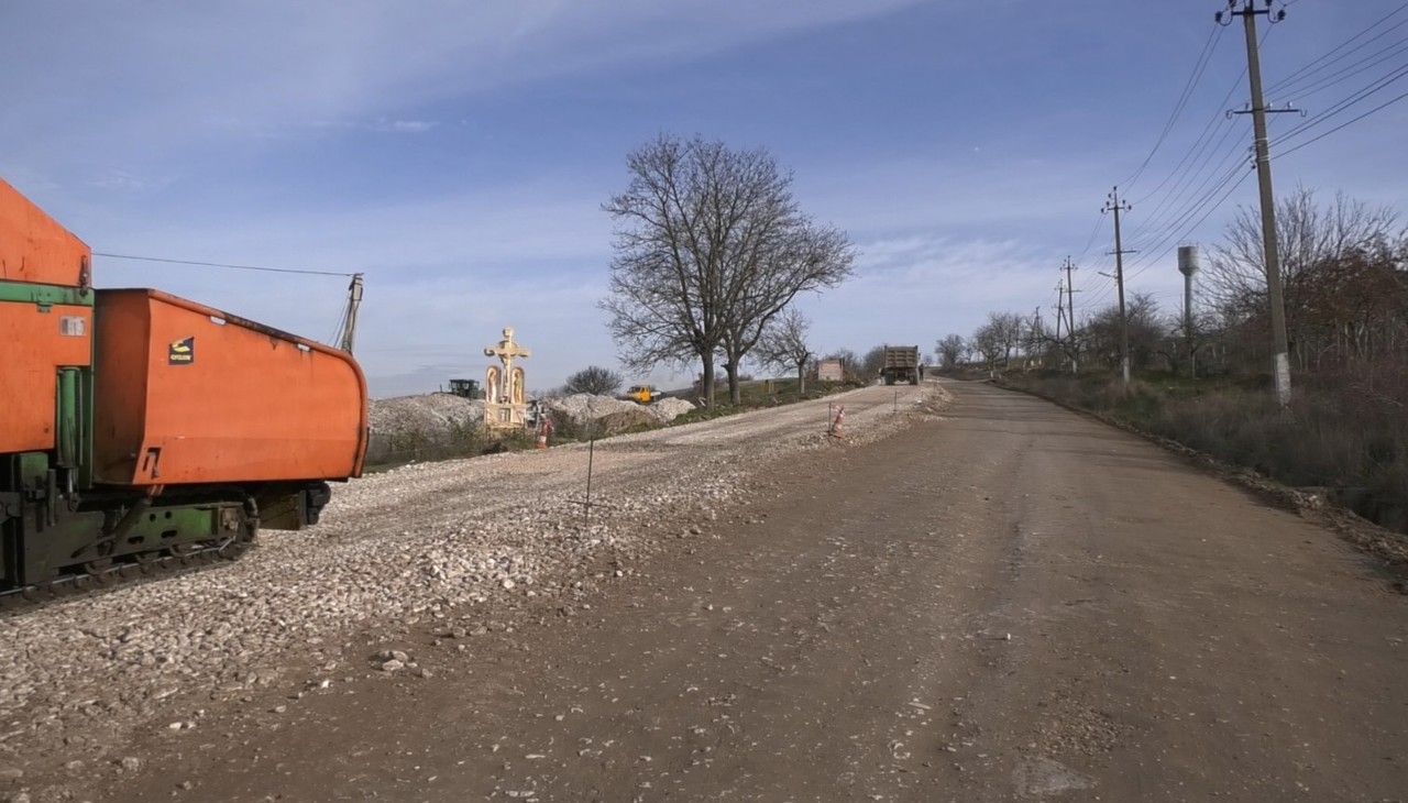 Reabilitarea unui drum din raionul Căușeni se desfășoară cu dificultate. Locuitori: „Nu ne-am gândit că așa greu o să-l facă” 
