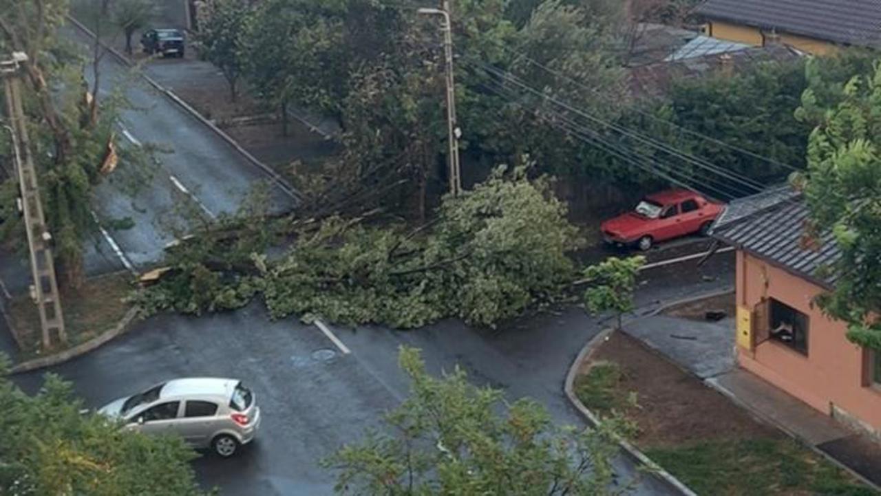 Tornadă la Brăila! Fenomenul extrem de rar pentru această regiune a devastat mai multe localități din estul României 