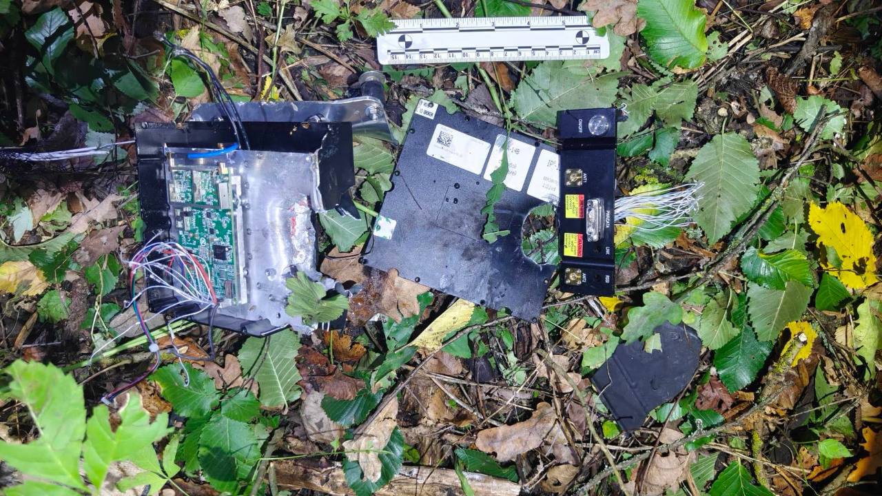 Explozia din extravilanul satului Cotiujeni: Fragmente ale unui aparat de zbor, inclusiv componente marcate „Geran 4”, depistate la fața locului