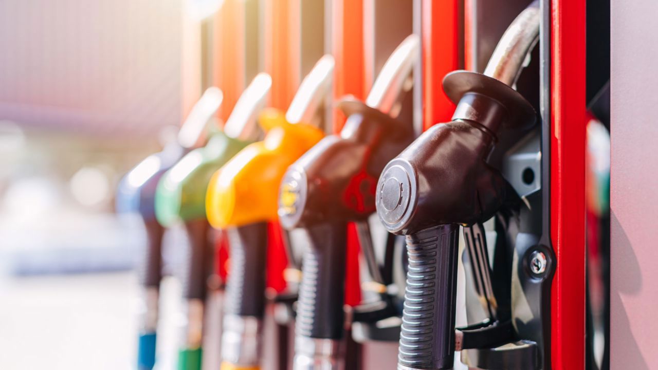 Record istoric la pompă: Motorina trece, în premieră, pragul de 35 de lei pentru un litru