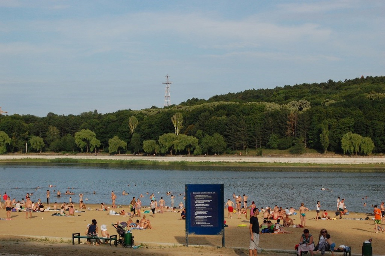 Охлаждаются, как могут: жители столицы заполнили пляжи в парковых зонах, рекомендации экспертов