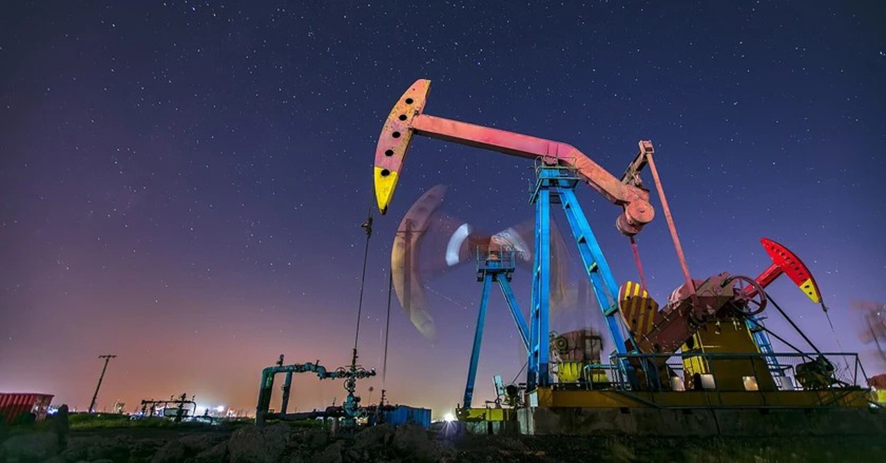 Petrolul continuă să se ieftinească: Brent-ul marchează cea mai lungă serie de scăderi din ultimul an