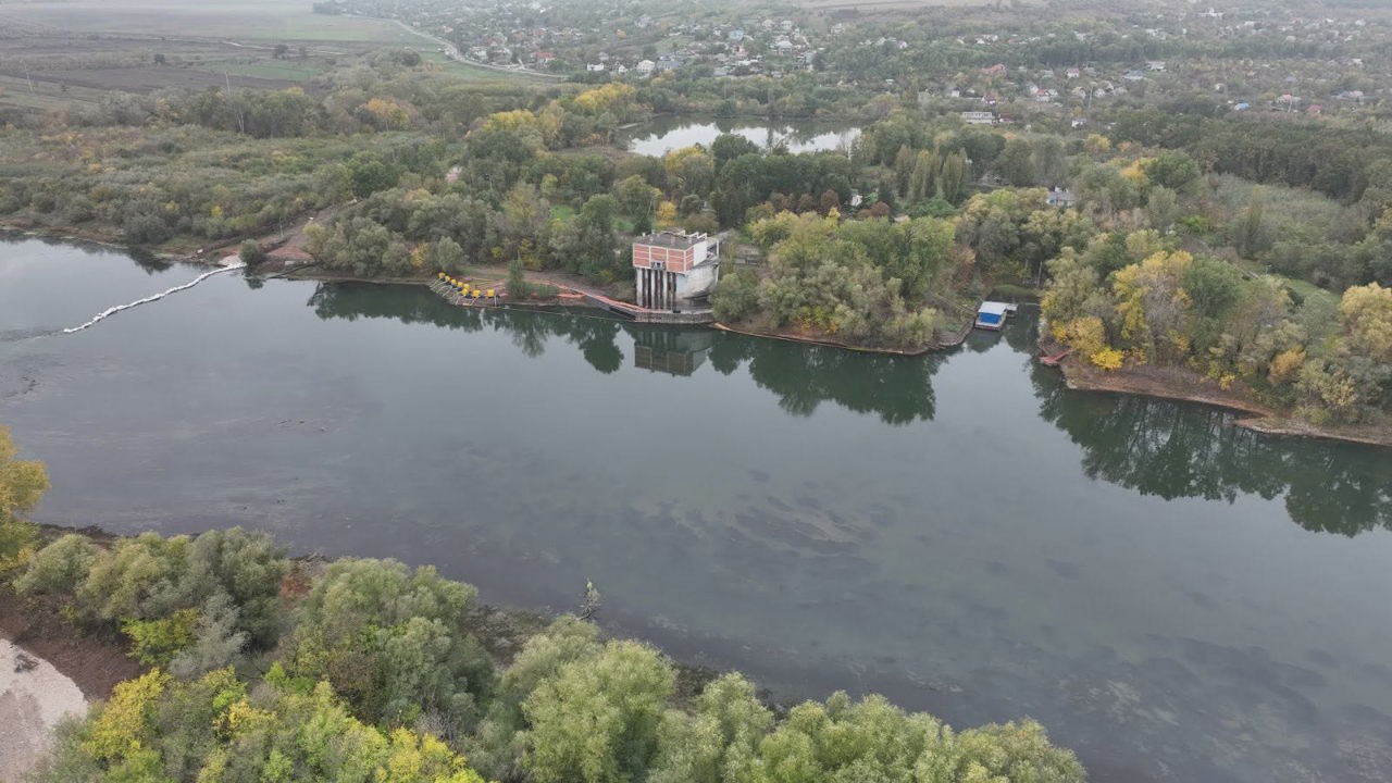 Nivelul Nistrului ar urma să crească pe 23–24 octombrie. Ministrul Mediului critică pornirea pompelor, iar Apă-Canal Chișinău cere explicații