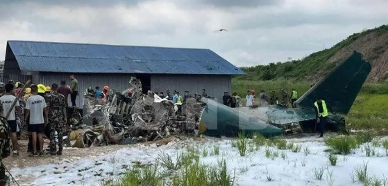 В Непале потерпел крушение самолет с 19 пассажирами на борту: пилоту удалось выжить