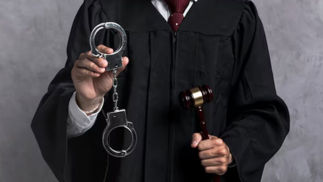 Avocat, reținut de CNA: A cerut bani pentru servicii juridice fictive și intervenții în justiție