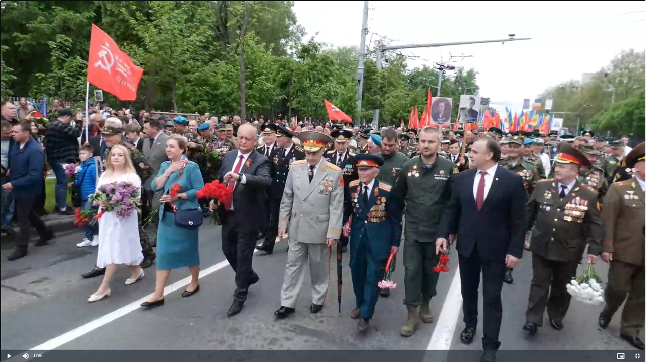 "Катюша" и георгиевские ленты: в Кишиневе прошел "Марш победы", колонну возглавили лидеры ПСРМ и ПКРМ