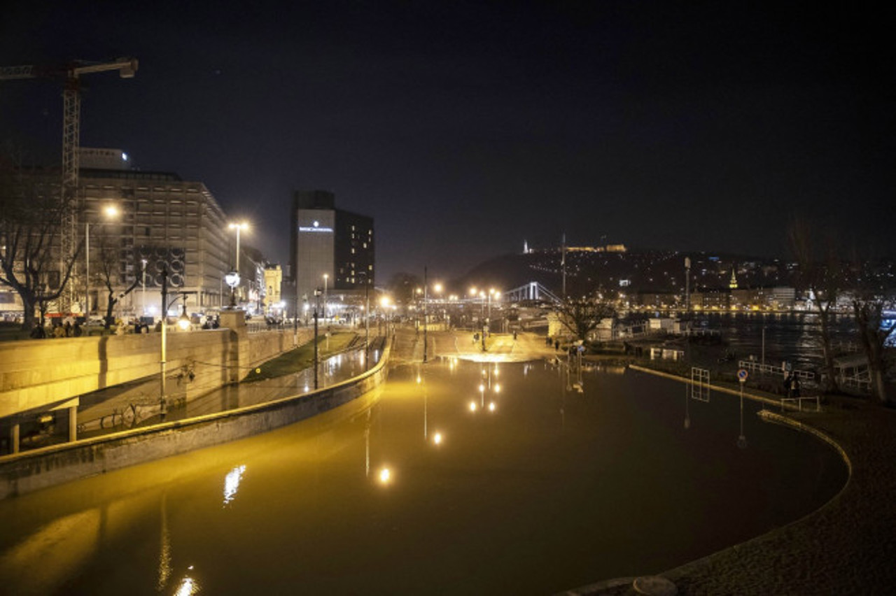 Nivelul apei în Dunăre atinge cote maxime în Budapesta după inundațiile de iarnă