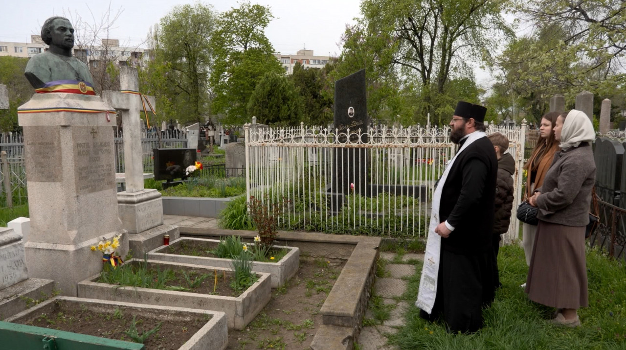Mormintele marilor artiști, acoperite de flori la Cimitirul Central din Chișinău