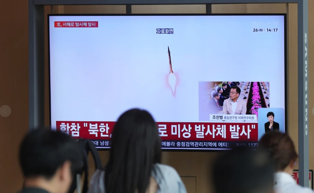 Noi demonstrații de forță ale lui Kim Jong Un: Coreea de Nord a lansat mai multe proiectile în largul coastei sale de vest